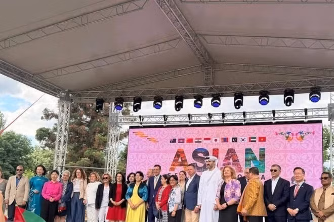 Đại sứ Việt Nam tại Bulgaria Nguyễn Thị Minh Nguyệt (thứ 4, trái sang) cùng các quan chức địa phương tại sự kiện. Ảnh: TTXVN 