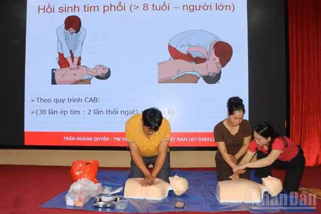 Tập huấn kỹ năng cấp cứu người gặp nạn trong thiên tai.