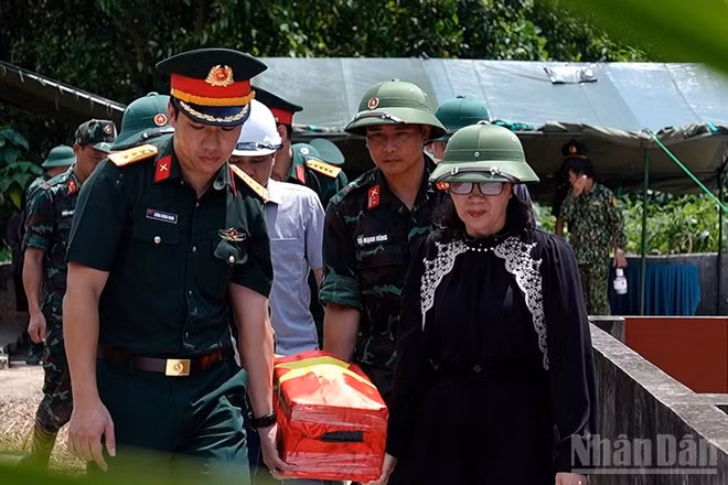 Hài cốt liệt sĩ được đưa về nhà quàn tại xã Bảo Thắng. (Ảnh: THANH SƠN)