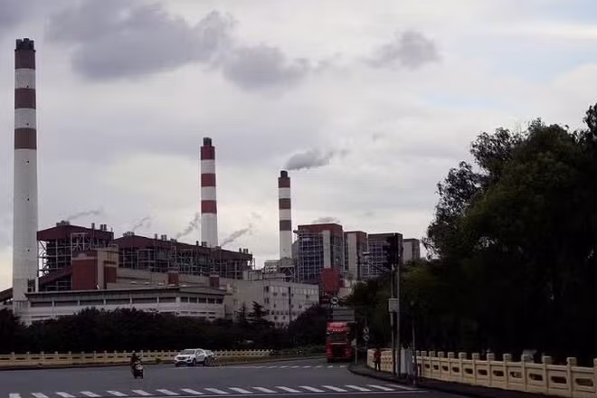 Một nhà máy điện than ở thành phố Thượng Hải, Trung Quốc. (Ảnh: Reuters)