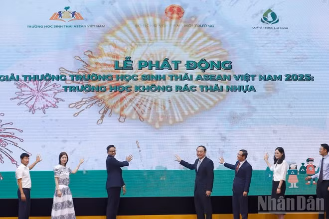 Các đại biểu ấn nút Lễ phát động Giải thưởng Trường học sinh thái ASEAN (ASEAN Eco-schools Award) năm 2025.