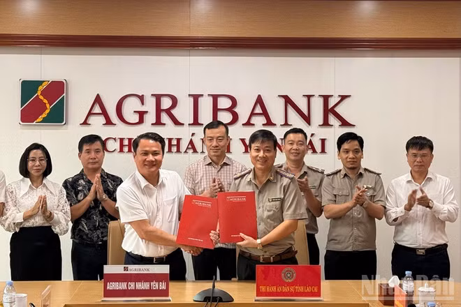 Hai đơn vị tiến hành ký Biên bản ghi nhớ. (Ảnh: THANH SƠN)