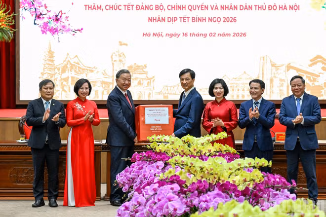 Tổng Bí thư Tô Lâm trao quà Tết tặng Đảng bộ, chính quyền và nhân dân Thủ đô Hà Nội.