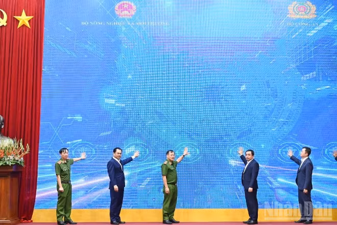 Ủy viên Bộ Chính trị, Bộ trưởng Nông nghiệp và Môi trường Trần Đức Thắng và các đại biểu bấm nút kích hoạt kết nối, đồng bộ dữ liệu. 