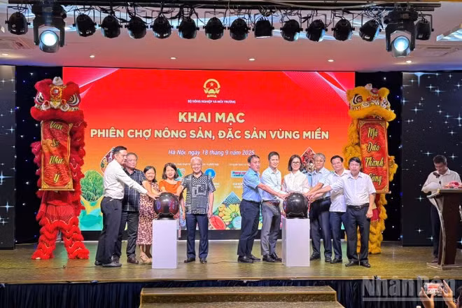 Các đại biểu ấn nút khai mạc khai mạc Phiên chợ nông sản, đặc sản vùng miền năm 2025.