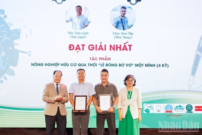 Giải Nhất thuộc về nhóm tác giả Trần Xuân Quỳnh-Phạm Xuân Hợp với tác phẩm “Nông nghiệp hữu cơ qua thời ‘lẻ bóng bơ vơ’ một mình”.