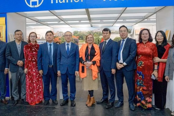 Các đại biểu tham dự Lễ khai mạc không gian sách Việt Nam tại Hội sách quốc tế Frankfurt 2025 (Ảnh: Sở Văn hóa và thể thao Hà Nội).