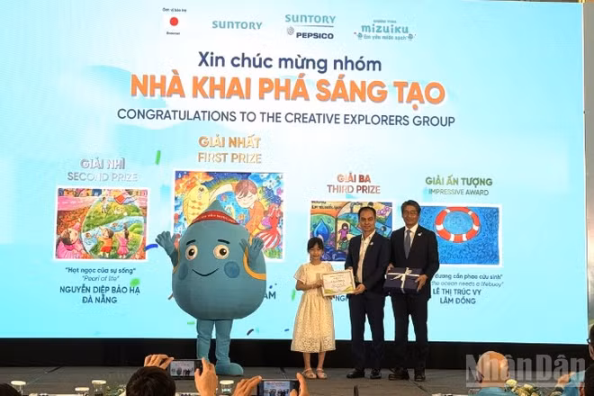 Ban tổ chức trao giải cho thí sinh đoạt giải cuộc thi sáng tạo về bảo vệ nguồn nước dành cho học sinh.