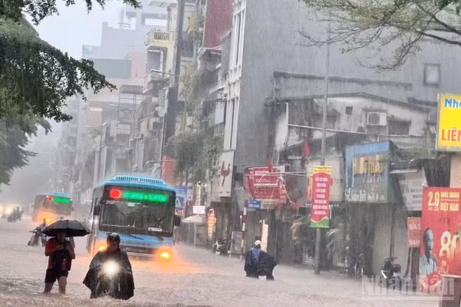 Mưa gây ngập lụt diện rộng tại nhiều tuyến phố ở Hà Nội, sáng 30/9/2025.
