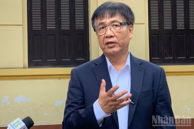 Giáo sư, Tiến sĩ Nguyễn Trọng Hoài trao đổi với phóng viên báo chí bên lề Hội thảo khoa học quốc gia “Đổi mới mô hình phát triển của Việt Nam đáp ứng yêu cầu phát triển” sáng 20/8, tại Hà Nội.