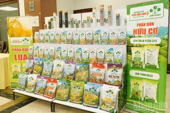 Các sản phẩm phân bón hữu cơ được trưng bày tại hội nghị.