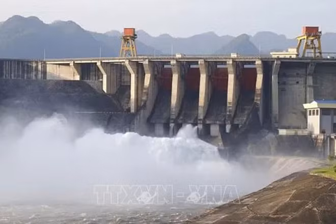 Bộ Nông nghiệp và Môi trường yêu cầu Công ty cổ phần thủy điện Thác Bà về việc điều chỉnh vận hành hồ chứa nhằm bảo đảm an toàn công trình và vùng hạ du. (Ảnh: TTXVN)
