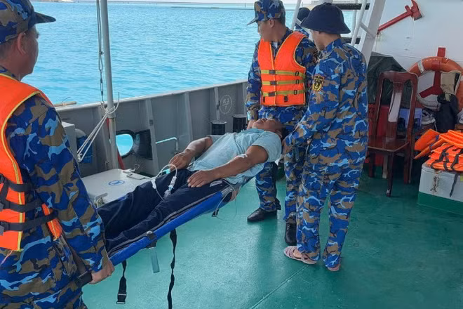 Đưa ngư dân bị nạn lên tàu.