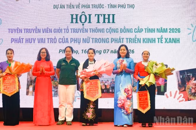 Ban Giám khảo trao giải cho các đội thi.