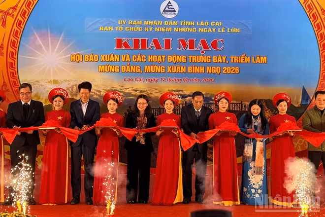 Lãnh đạo tỉnh Lào Cai cắt băng khai mạc Hội báo xuân 2026. (Ảnh: THANH SƠN)