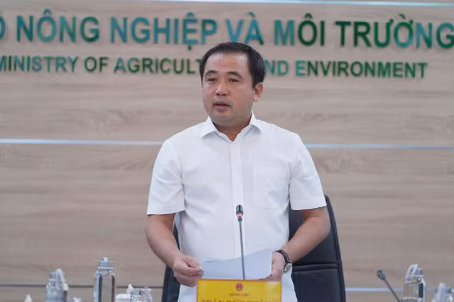 Quyền Bộ trưởng Nông nghiệp và Môi trường Trần Đức Thắng chủ trì cuộc họp với các hiệp hội ngành lúa gạo.