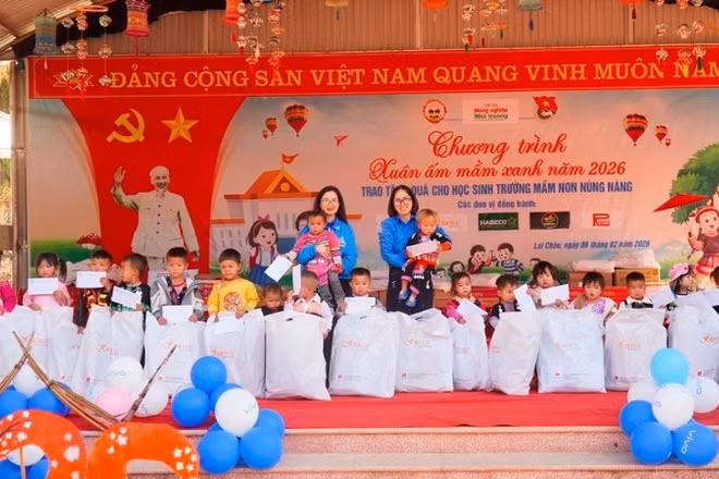 Những phần quà đậm nghĩa tình vùng cao.