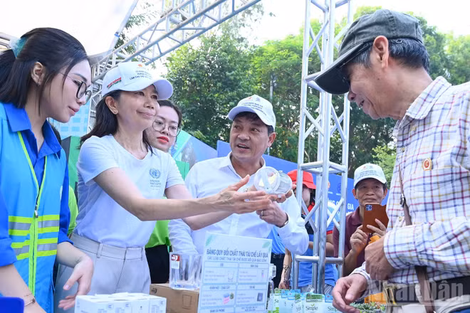 Bà Pauline Tamesis, Điều phối viên thường trú Liên hợp quốc tại Việt Nam (áo trắng đội mũ) cùng các đại biểu tại gian hàng sản phẩm bảo vệ môi trường.