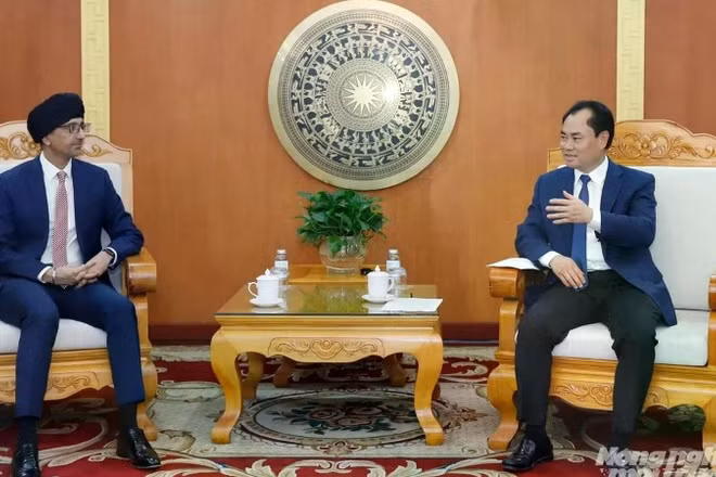 Bộ trưởng Bộ Nông nghiệp và Môi trường Trịnh Việt Hùng tiếp xã giao Đại sứ Singapore tại Việt Nam Rajpal Singh nhằm trao đổi các định hướng thúc đẩy hợp tác song phương trong lĩnh vực nông nghiệp, môi trường và chuyển đổi xanh. (Ảnh: KHƯƠNG TRUNG)