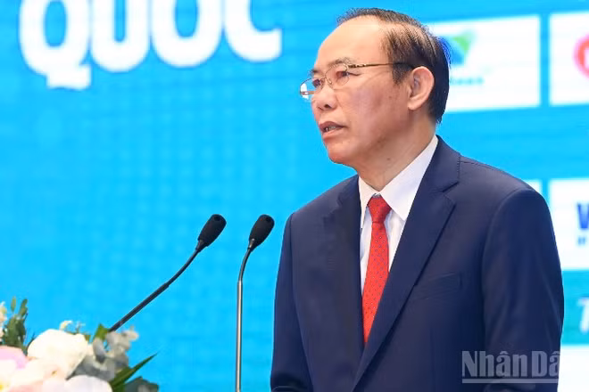 Thứ trưởng Nông nghiệp và Môi trường Phùng Đức Tiến phát biểu tại hội nghị.