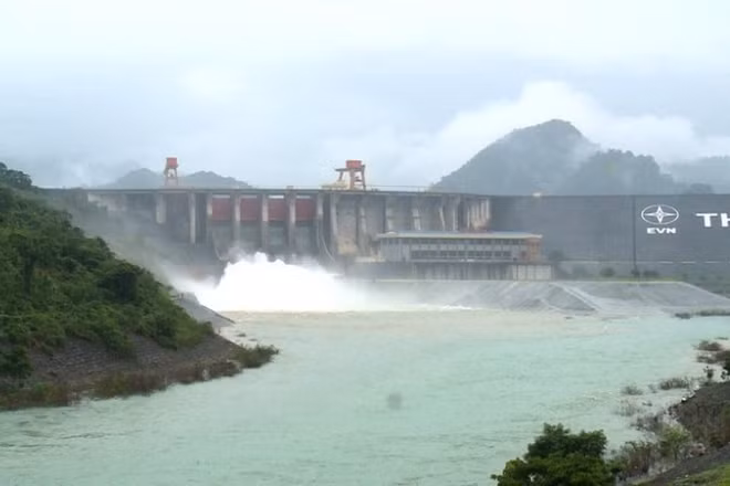 Bộ trưởng Nông nghiệp và Môi trường lệnh đóng tiếp 1 cửa xả đáy hồ thủy điện Tuyên Quang vào hồi 19 giờ ngày 2/10..
