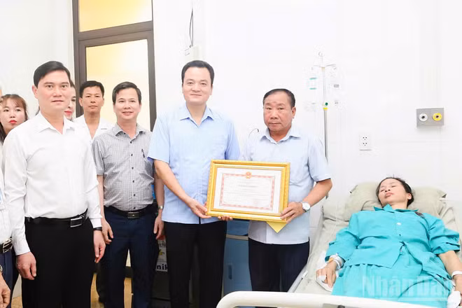 Phó Chủ tịch Ủy ban nhân dân tỉnh Lào Cai Giàng Quốc Hưng trao Bằng khen cho đại diện gia đình chị Lường Thị Tỉnh. (Ảnh: THANH SƠN)