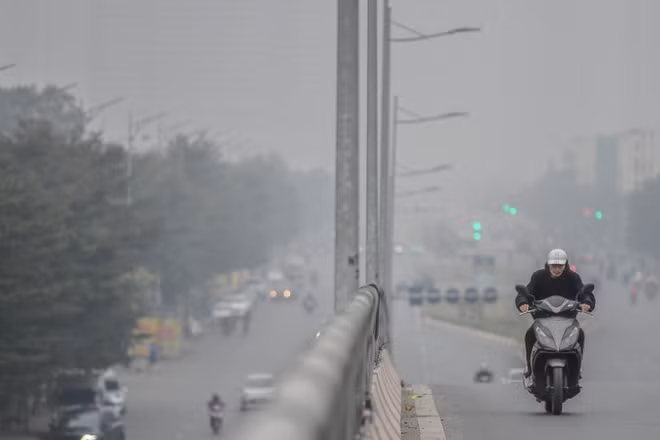 Trong khoảng 10 ngày tới, khu vực miền bắc, đặc biệt là Hà Nội và vùng phụ cận, có thể xuất hiện nghịch nhiệt, lặng gió và sương mù, khiến bụi mịn PM2.5 tích tụ.