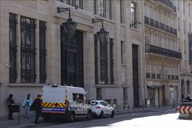 Xe cảnh sát được triển khai bên ngoài ngân hàng Bank of America ở Paris, Pháp, ngày 28/3/2026. Ảnh: THX/TTXVN