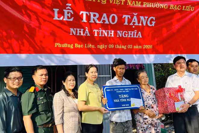 Đồng chí Tô Việt Thu, Ủy viên Ban Thường vụ Tỉnh uỷ, Bí thư Đảng ủy, Chủ tịch Hội đồng nhân dân phường Bạc Liêu (thứ tư, từ trái sang) cùng lãnh đạo chủ chốt phường tặng nhà tình nghĩa hộ nghèo tại địa phương. (Ảnh: TRỌNG DUY)
