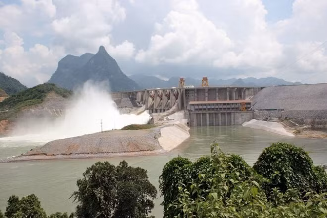 Ngày 24/10, Bộ trưởng Bộ Nông nghiệp và Môi trường yêu cầu Giám đốc Công ty thủy điện Tuyên Quang đóng một cửa xả đáy hồ thủy điện Tuyên Quang vào hồi 18 giờ cùng ngày.