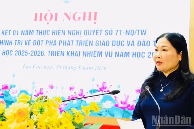 Đồng chí Vũ Thị Hiền Hạnh, Phó Chủ tịch Ủy ban nhân dân tỉnh phát biểu tại hội nghị. (Ảnh: THANH SƠN)