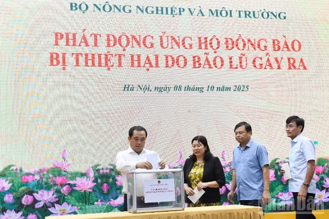 Quyền Bộ trưởng Nông nghiệp và Môi trường và các cán bộ, công nhân viên chức của Bộ quyên góp ủng hộ đồng bào các tỉnh bị thiệt hại do bão, lũ gây ra trong thời gian qua.