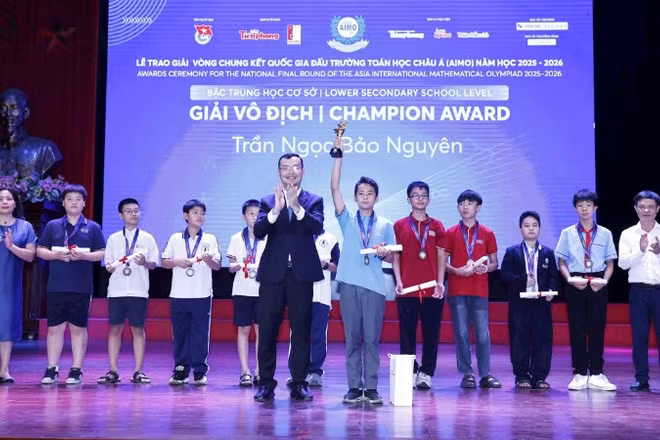 Ban tổ chức trao giải cho học sinh đạt giải Vô địch. 