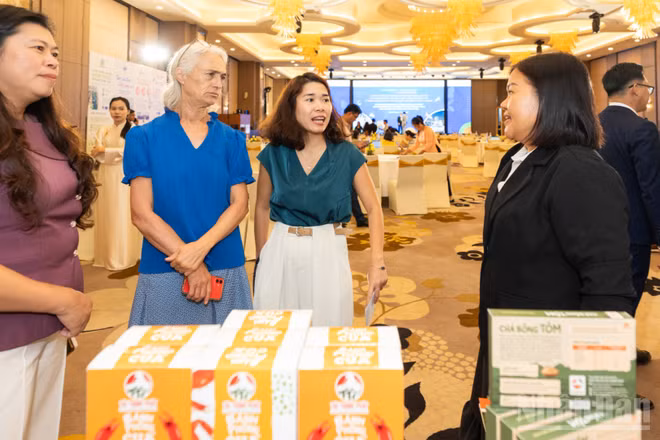 Các đại biểu tham quan các gian hàng trưng bày tại hội thảo.