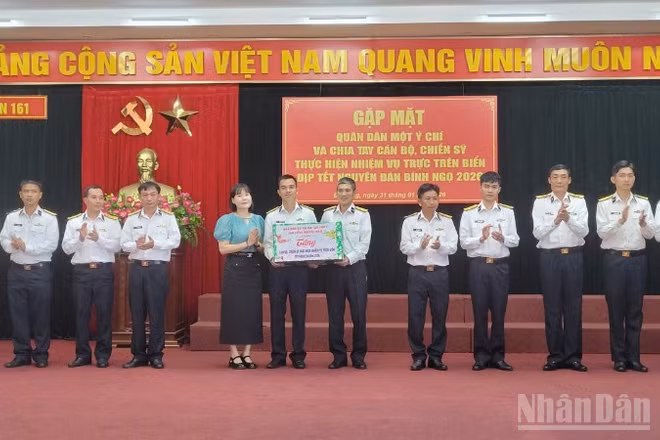 Các cán bộ chiến sĩ Tàu 628 đón nhận tình cảm của các doanh nghiệp và cá nhân trước khi lên đường nhận nhiệm vụ trực Tết.