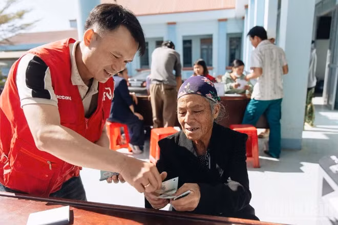 Hỗ trợ tiền mặt cho 100 hộ dân thuộc 6 thôn bị thiệt hại nặng nề do mưa lũ cuối năm 2025.