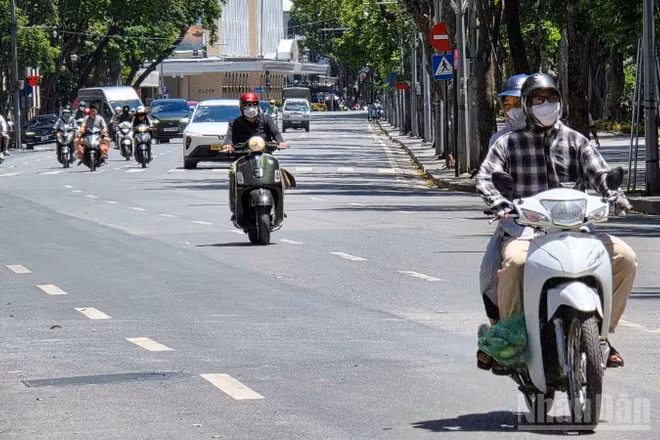 Nhiệt độ tại nhiều địa phương vượt ngưỡng lịch sử trong đợt nắng nóng cuối tháng 5. (Ảnh: NGỌC DUY)
