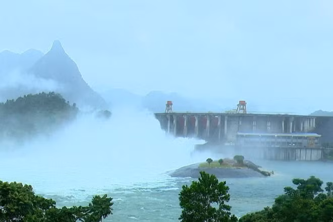 Bộ Nông nghiệp và Môi trường yêu cầu Công ty Thủy điện Tuyên Quang mở 1 cửa xả đáy hồ thủy điện Tuyên Quang từ 16 giờ ngày 1/7.