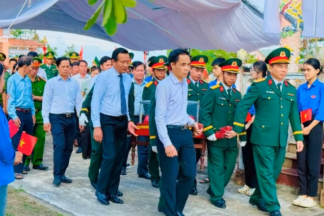 Lễ truy điệu, an táng hài cốt liệt sĩ được tổ chức trong không khí trang nghiêm, xúc động.