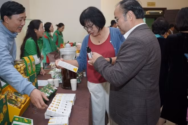 Các gian hàng sản phẩm hữu cơ bày bán tại hội nghị được các đại biểu tham quan mua sắm.