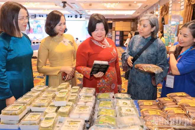 Chủ tịch Liên minh Hợp tác xã Việt Nam cùng các đại biểu tham quan gian hàng của các hợp tác xã bày bán tại Hội nghị.
