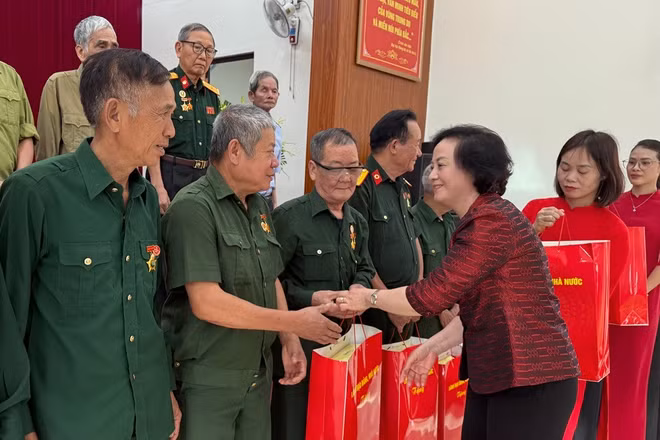 Phó Thủ tướng trao quà đến người có công tỉnh Lào Cai. (Ảnh: THANH SƠN)