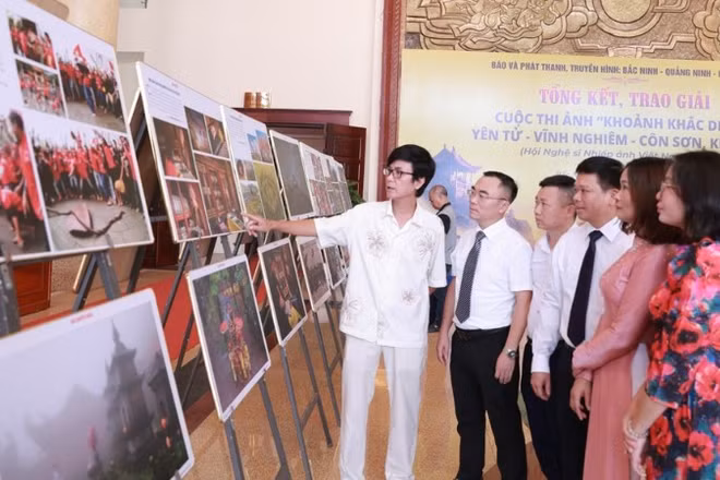 Các đại biểu tham quan tác phẩm dự thi được trưng bày tại lễ trao giải.