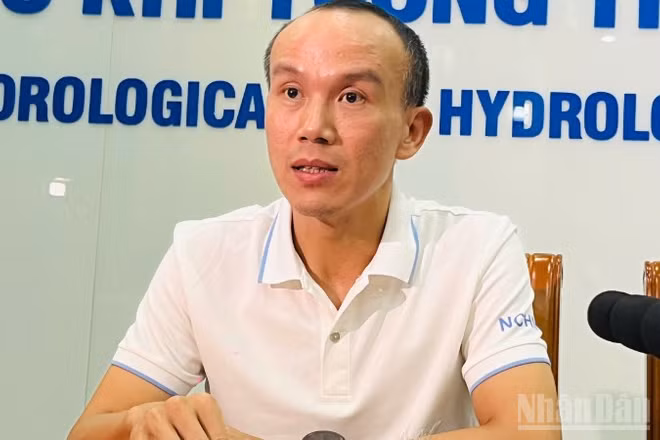 Ông Hoàng Phúc Lâm, Phó Giám đốc Trung tâm Dự báo khí tượng thủy văn quốc gia thông tin với báo chí về diễn tiến bão số 10.