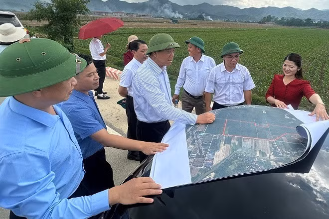Lãnh đạo Hiệp hội Doanh nghiệp tỉnh Điện Biên và các doanh nghiệp khảo sát thực địa khu đất xã Thanh Yên kêu gọi đầu tư cụm công nghiệp Thanh Yên.