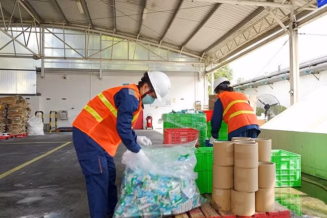 Phân loại rác thải tại nhà máy sữa của Friesland Campina Việt Nam. (Ảnh: VÕ HÙNG)