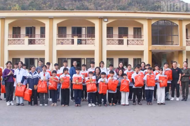 Đoàn thiện nguyện tặng quà cho các học sinh đang được Công an tỉnh Sơn La chăm sóc, nuôi dưỡng.