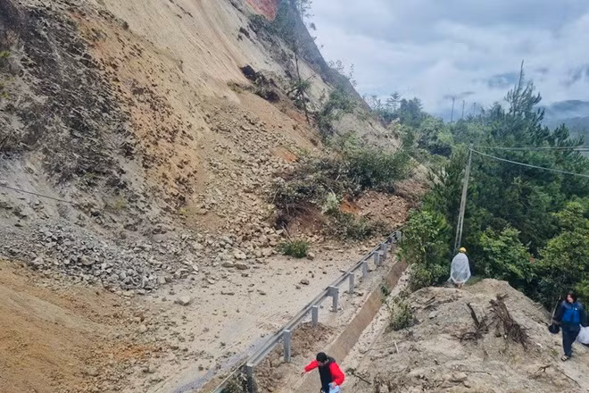 Đoạn đường bị sạt lở gây ách tắc giao thông.
