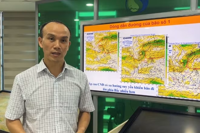 Ông Hoàng Phúc Lâm, Phó Giám đốc Trung tâm Dự báo khí tượng thủy văn quốc gia nhận định về hướng đi bão số 1.