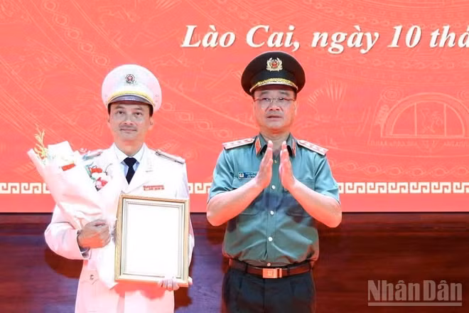 Thứ trưởng Phạm Thế Tùng trao Quyết định cho Đại tá Trịnh Khắc Cường. (Ảnh: CTV)